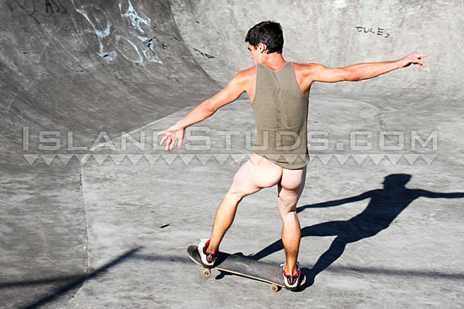 Twink Skates Fully Nude & JO Image